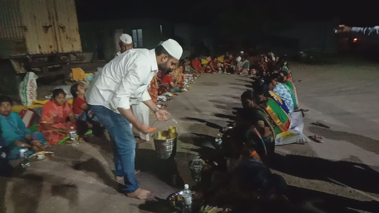 Dindi service from Madhya Pradesh to Pandharpur in Karmala by Muslim brothers