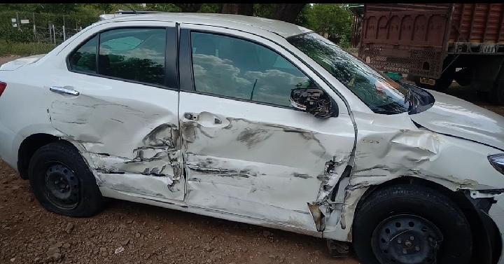 Teacher car hit by tempo near Salse while returning from meeting child Major damage to the car