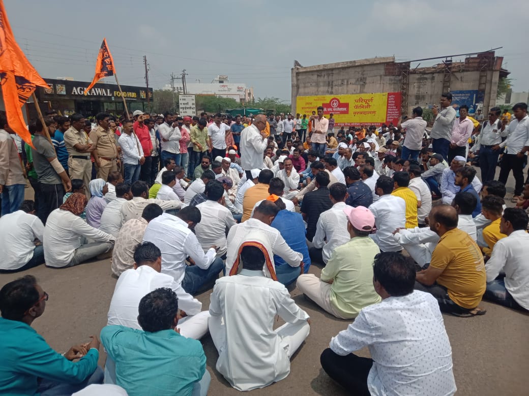Block the road in Karmala to protest the incident in Jalna district