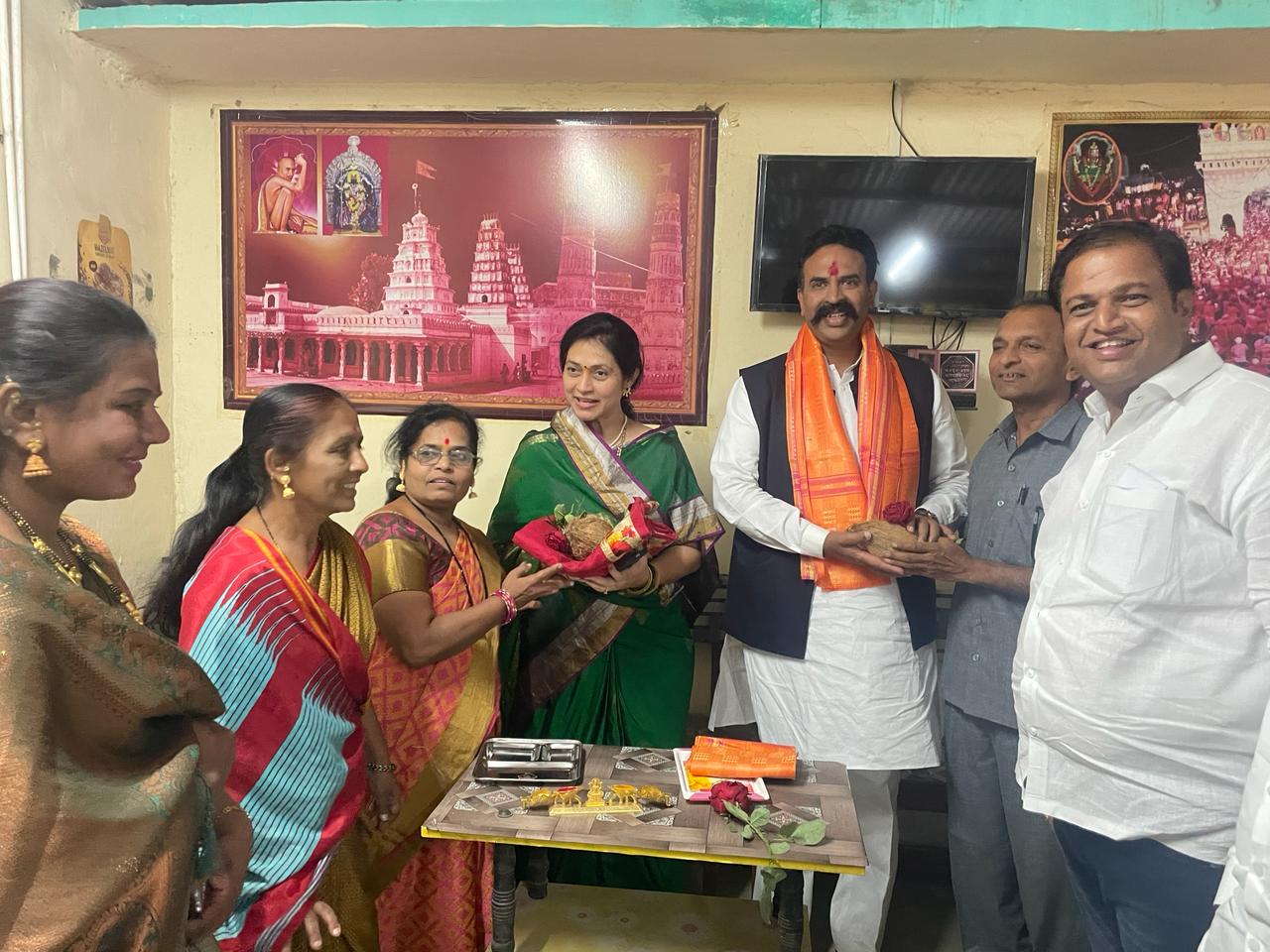 MP Nimbalkar paid a conjugal visit to the residence of the city president of Karmala Mahila Aghadi of BJP