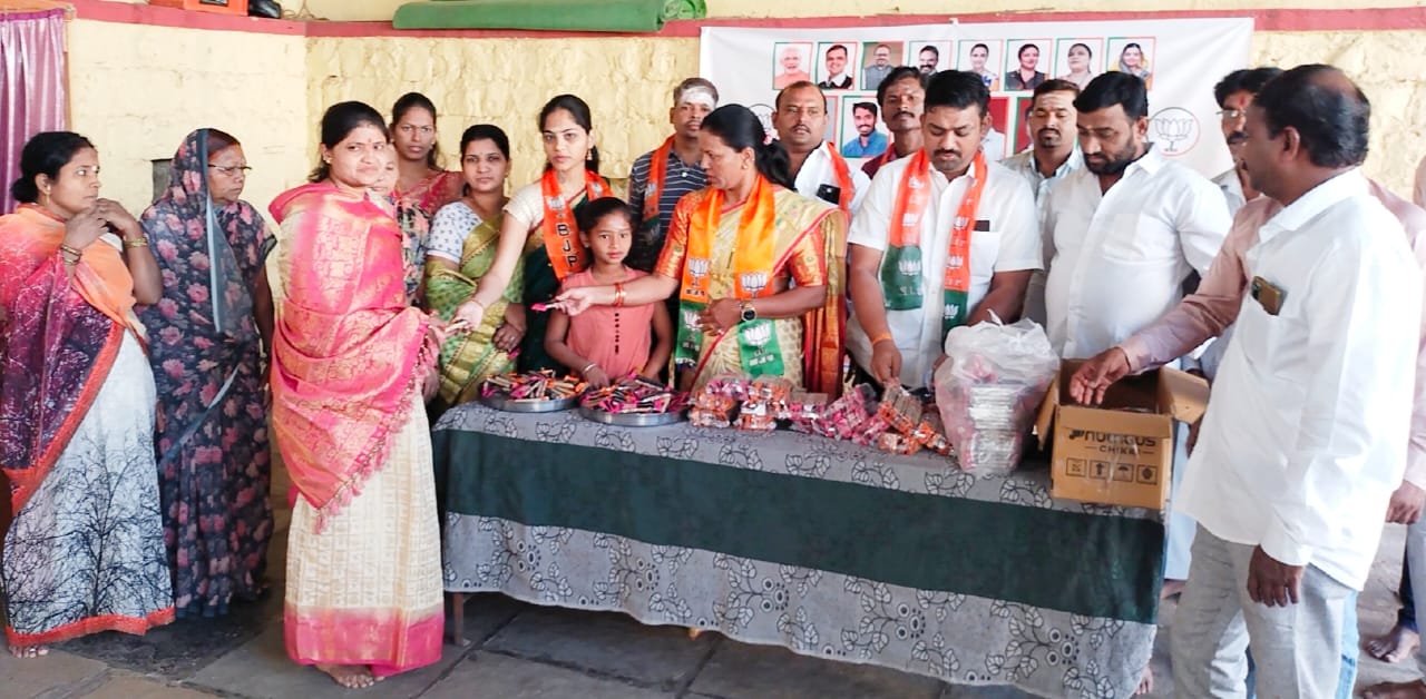 On the occasion of Mahashivratri refreshments were distributed at Mahadev Mandir on behalf of BJP Mahila Aghadi