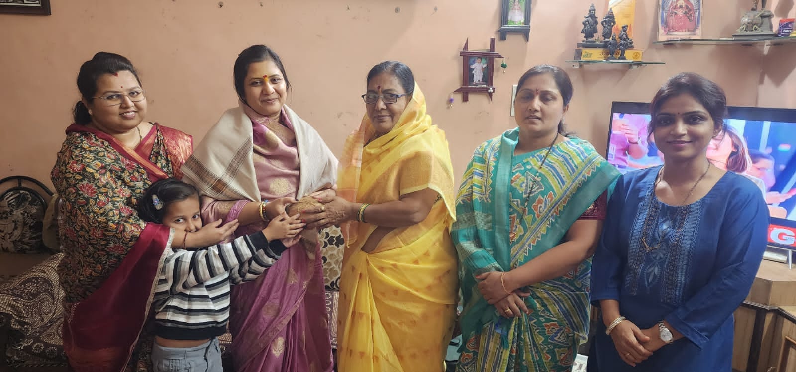 Shitladevi Mohite Patil visited the residence of Salunkhe in Karmala
