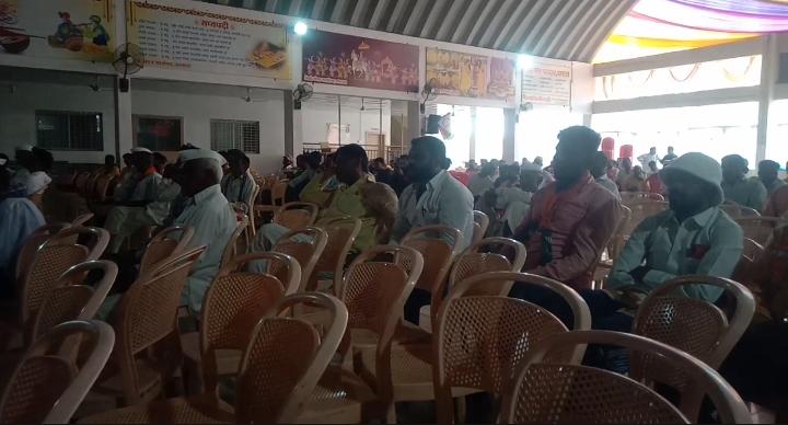 Empty chairs in Nimbalkar meeting in Karmala The video went viral