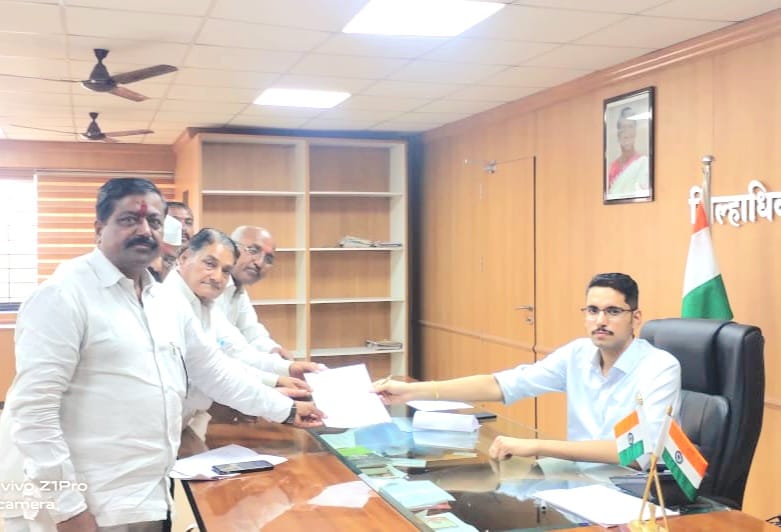 The Ujani Dam affected Sangharsh Committee met the District Collector to provide eight hours of electricity to agriculture on the banks of Ujani