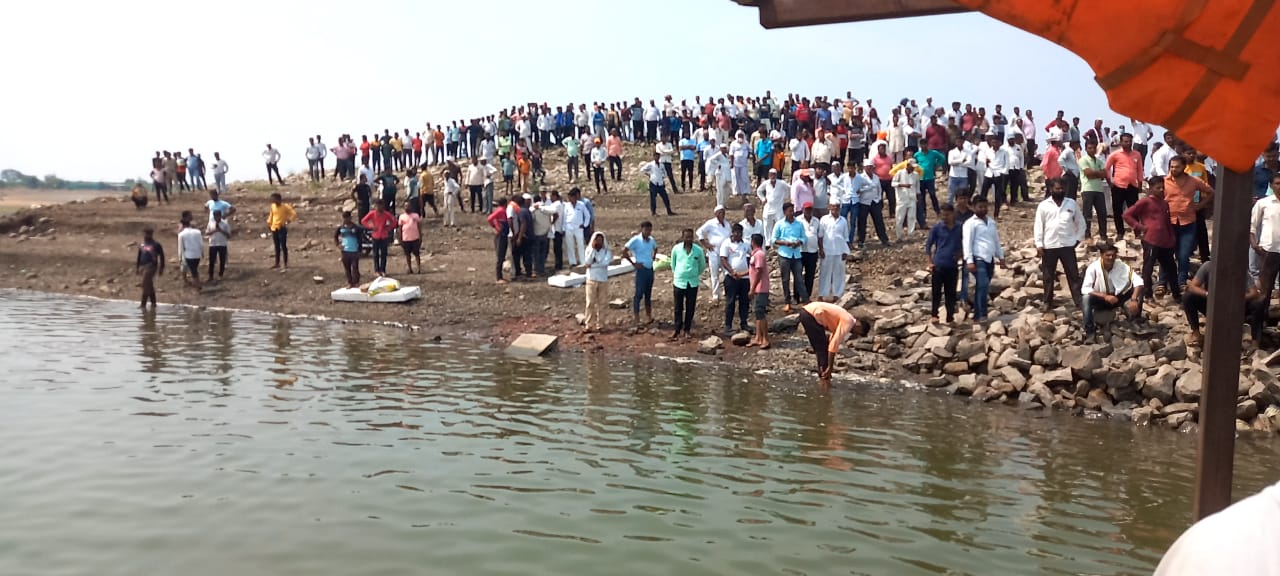 A boat found overturned by the wind due to oil on the water Even after 24 hours the search continues for the six persons who went missing in Ujni