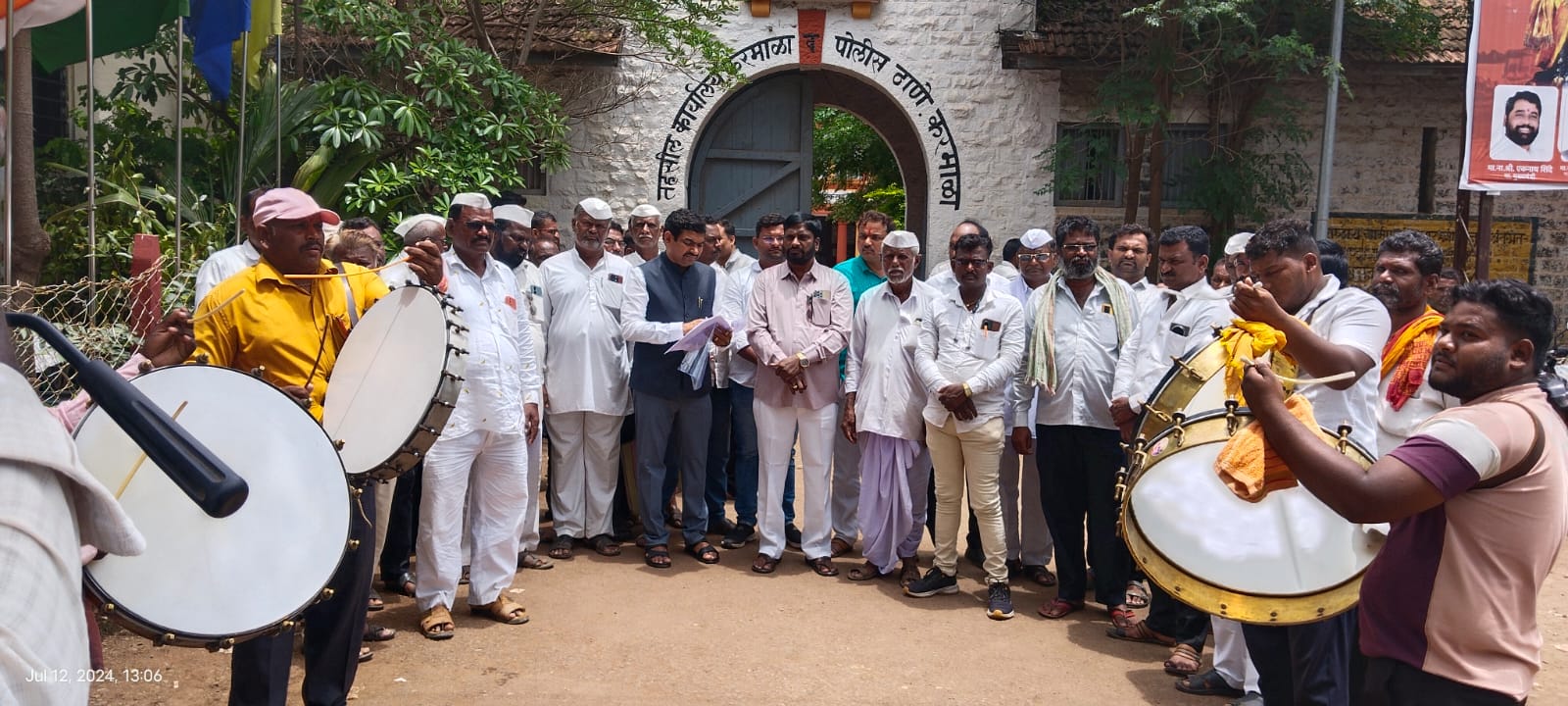 Protest in Karmala to demand that the farmers get the overdue sugarcane bill with 15 percent interest