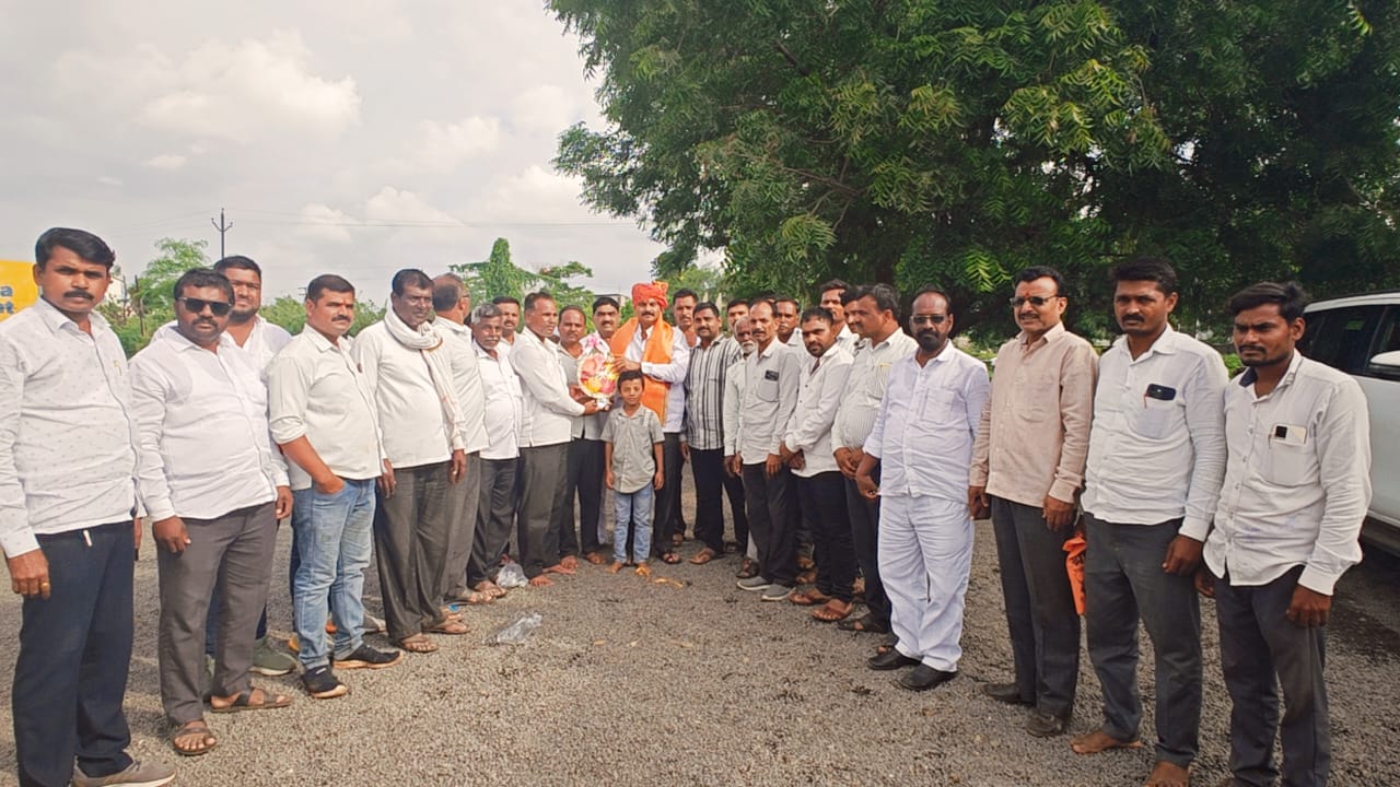 Farmers of Balewadi Bittergaon and Tartgaon felicitated MLA Sanjay Shinde for providing funds for the repair of Potegaon dam