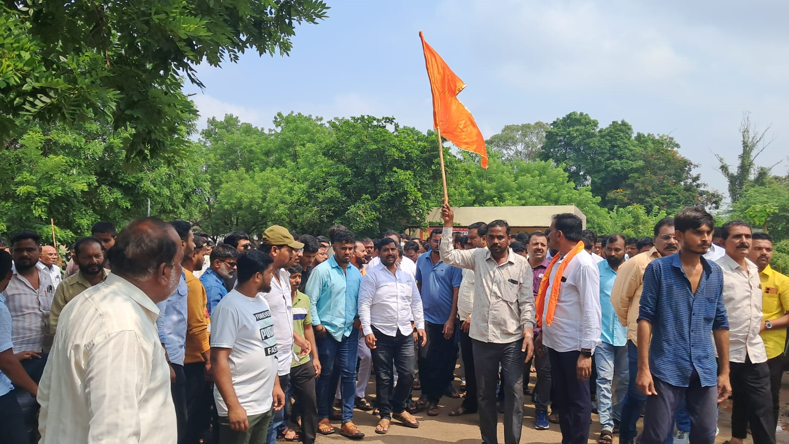 Karmala closed Marathas and other community members in bike rally Support Jarangs by offering garlands to great men