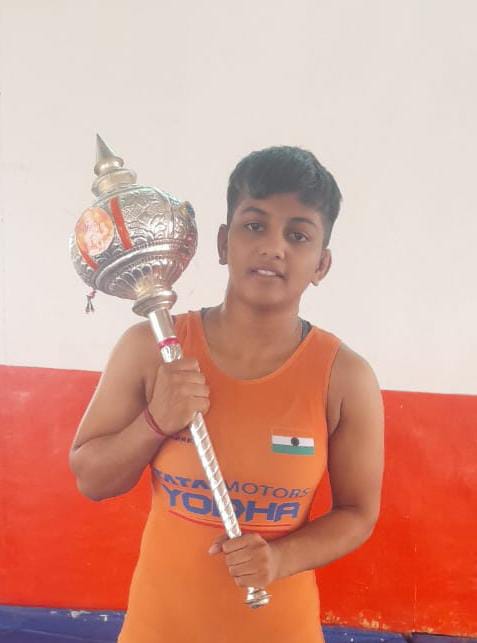 Ashlesha Bangde of Yashwantrao Chavan College wins gold medal