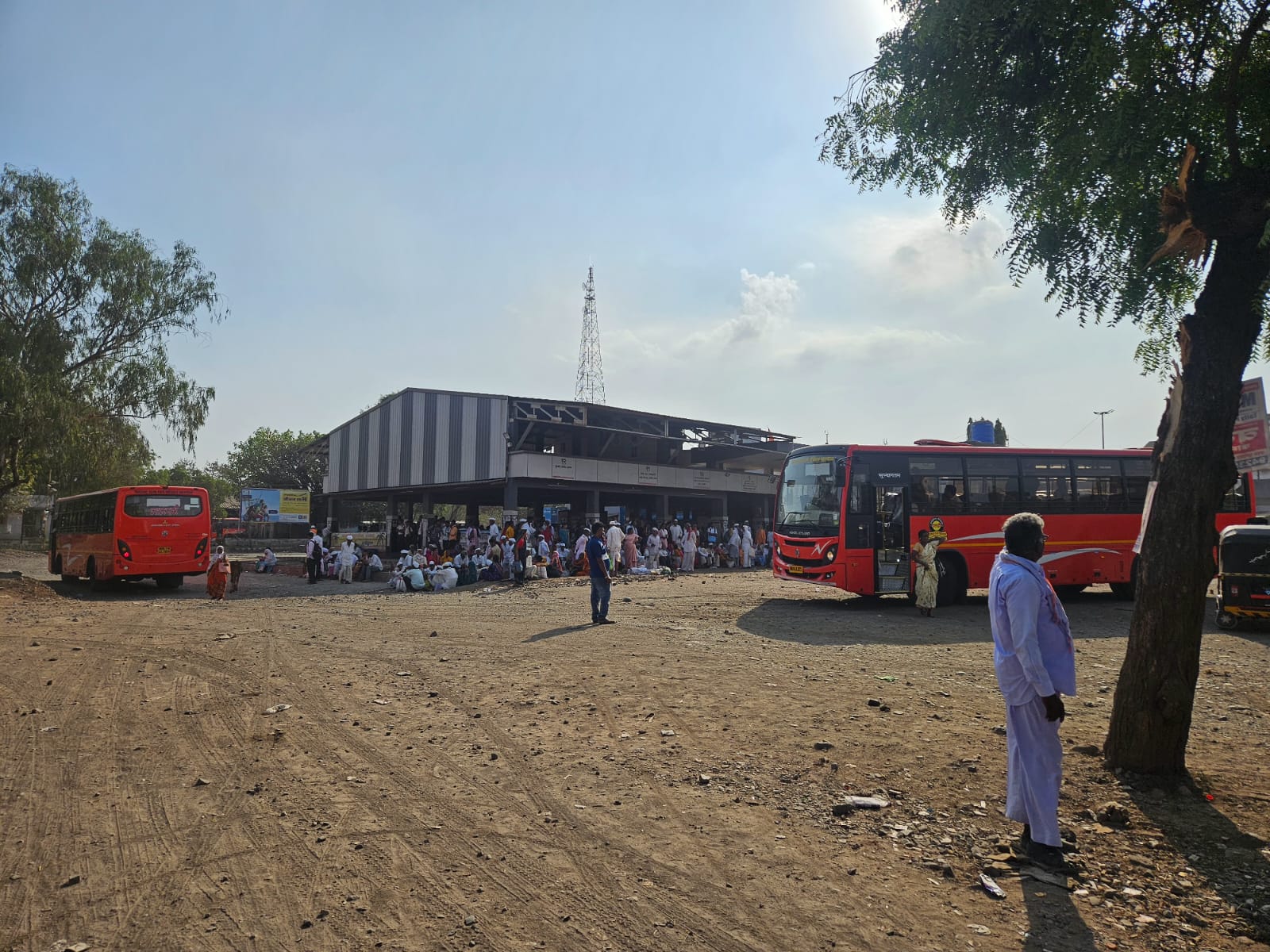 खऱ्या एसटी बस कोणामुळे? करमाळ्यात नवीन गाड्यावरून रंगला श्रेयवाद