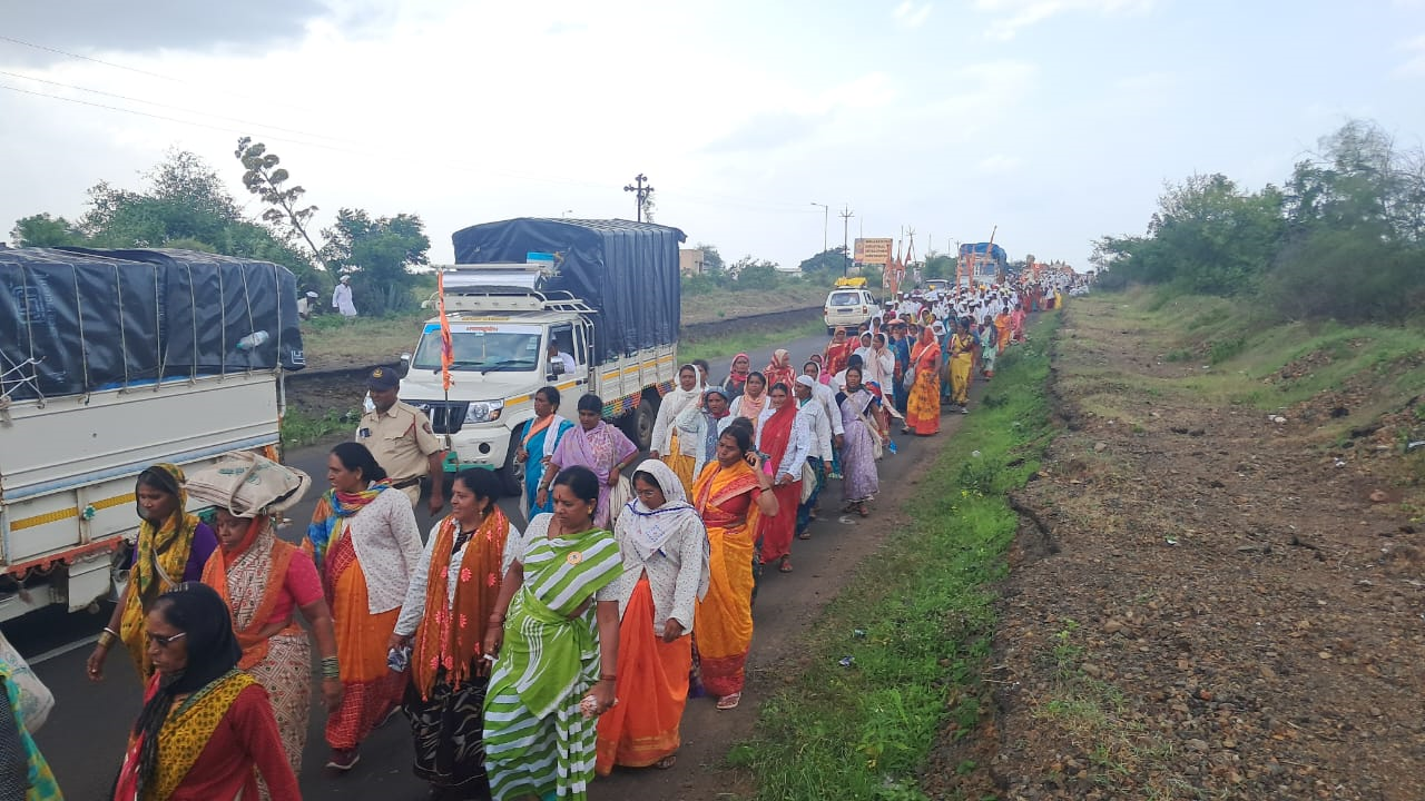 Video : हाती टाळ, खांद्यावर पताका, मुखी हरिनामाचा जयघोष करत करमाळ्यात हजारो वारकरी दाखल