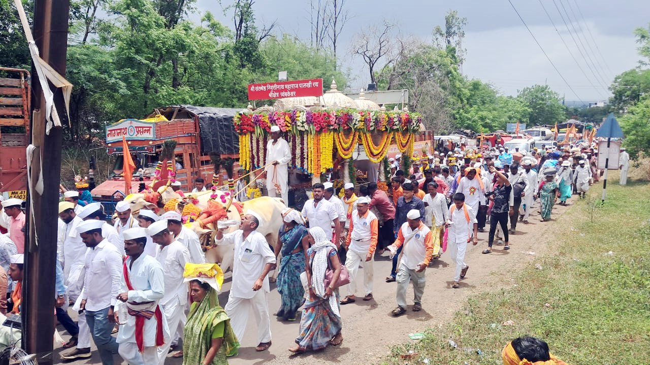 Photo : सेवेची परंपरा, वारकरी भारावला! करमाळकरांकडून श्री संतश्रेष्ठ निवृत्तीनाथ महाराज पालखीला जड अंतःकरणाने निरोप