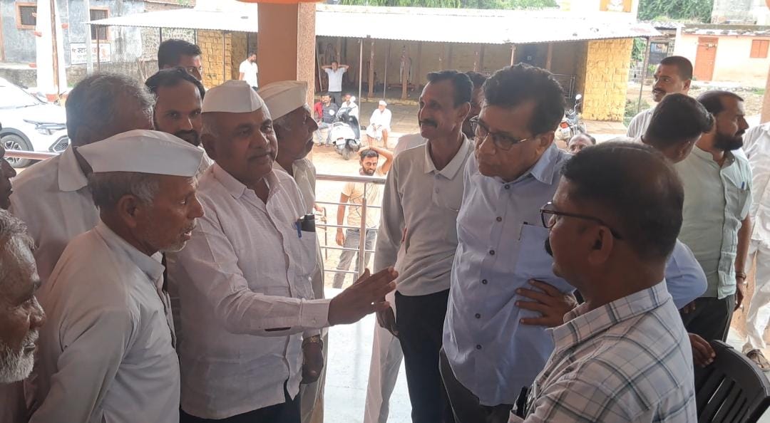 ‘निश्चित रहा तुमच्या ऊसाचे एक टिपरूही राहणार नाही’ ; राजेंद्र पवार यांचे अनऔपचारिक गप्पात शेतकऱ्यांना आश्वासन