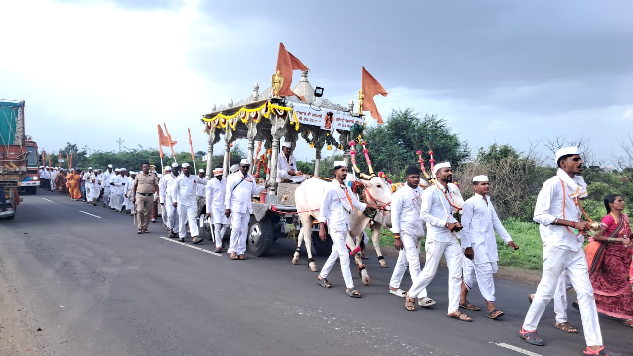 Video : नेवासा येथून २१ दिंड्यांना एकत्र करत करमाळामार्गे पहिल्यांदाच निघाला ज्ञानेश्वरी पालखी सोहळा