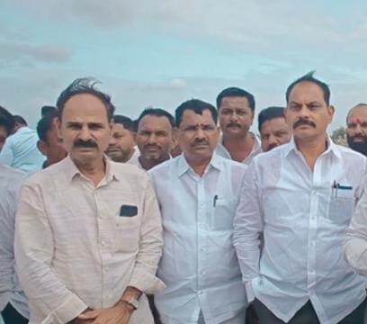 माजी आमदार शिंदे यांच्याकडून ब्रिटिशकालीन डिकसळ पुलाच्या कोसळलेल्या भागाची पहाणी