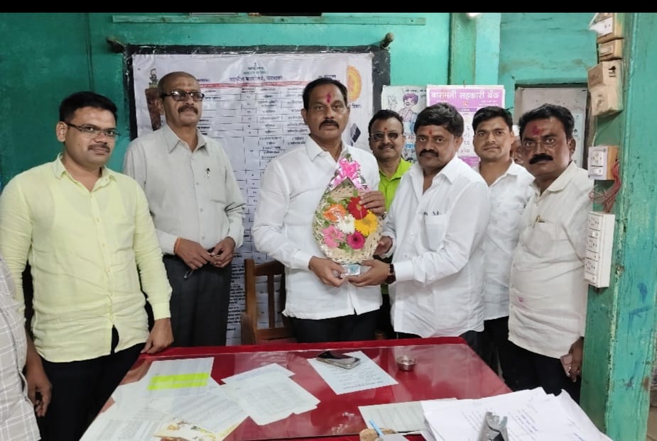 करमाळ्यातील जुन्या सर्कल कार्यालयाला माजी आमदार शिंदे यांची भेट