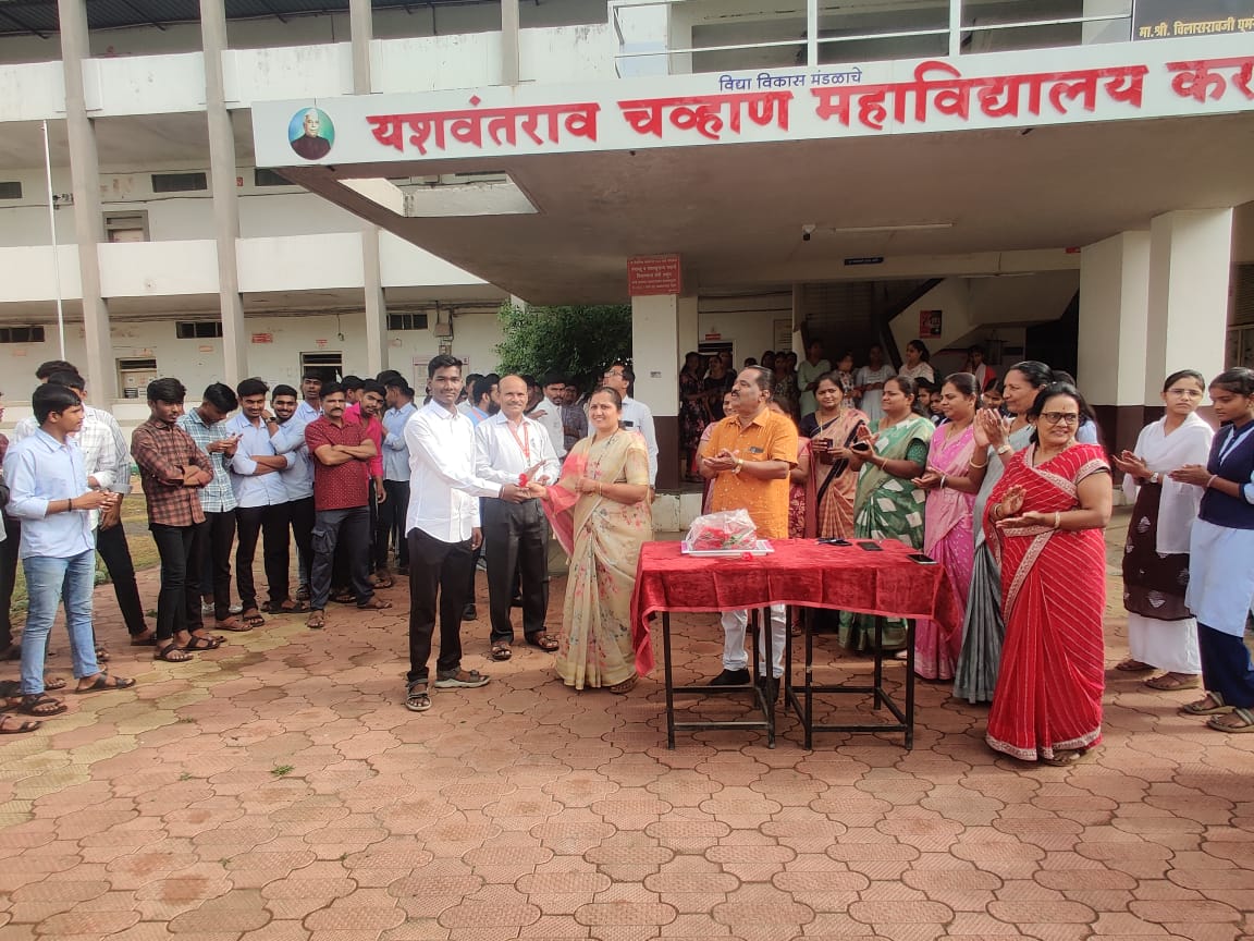 अकरावीच्या विद्यार्थ्यांचे यशवंतराव चव्हाण महाविद्यालयात पुष्पगुच्छ देऊन स्वागत