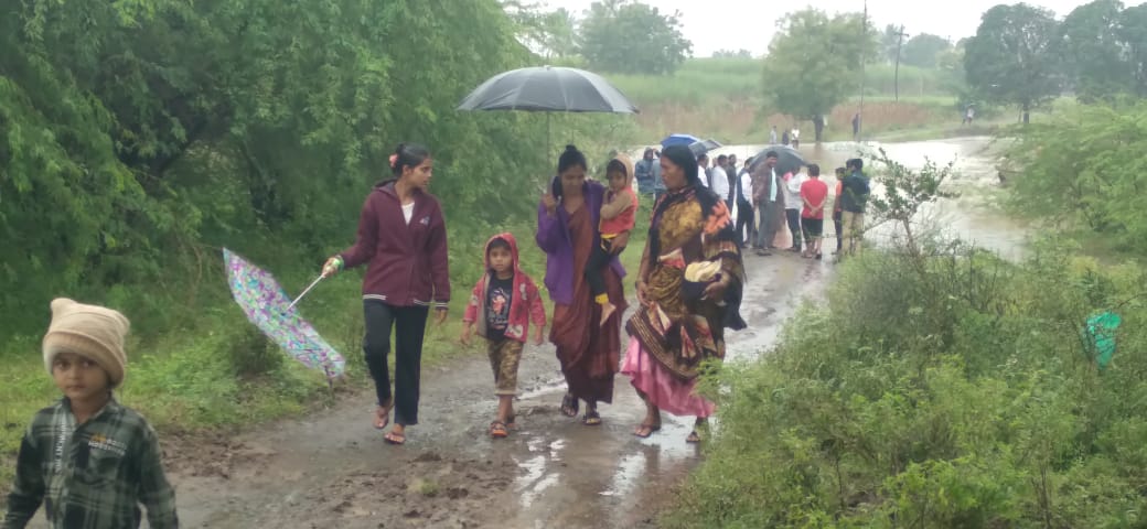 Photo : करमाळा तालुक्यात मुसळधार पावसाने जनजीवन विस्कळीत, अनेक नागरिकांना केले स्थलांतरित