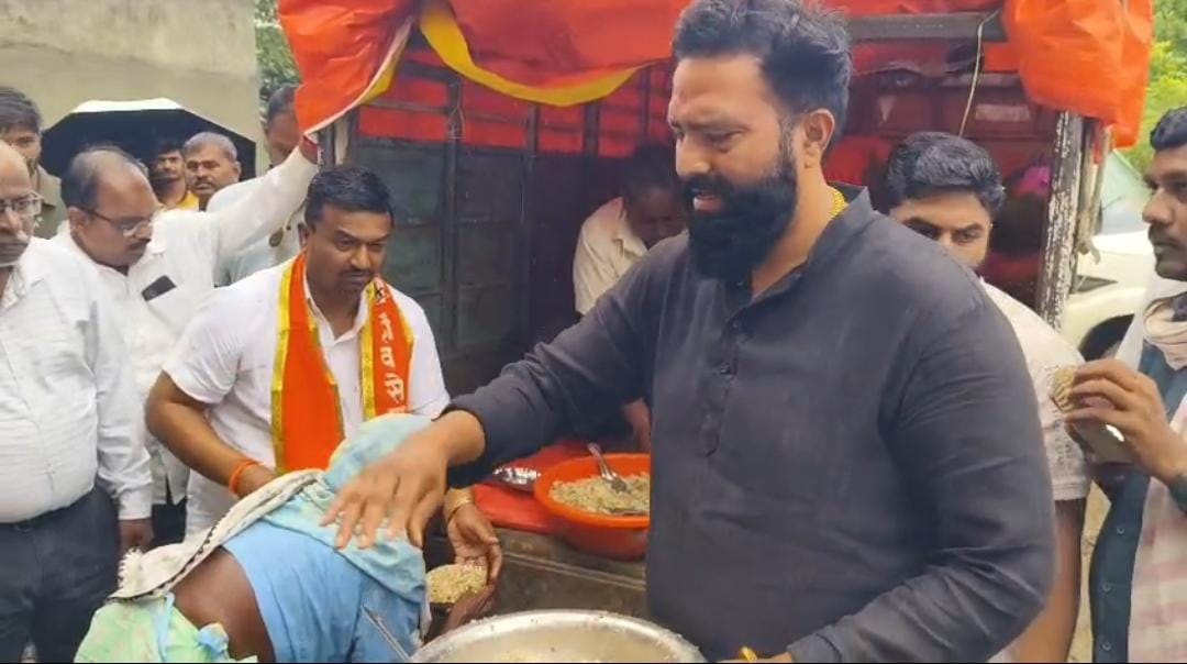शिवसेनेचे महेश चिवटे यांच्या माध्यमातून बिटरगाव श्री येथील पूरग्रस्तांना मदत वाटप