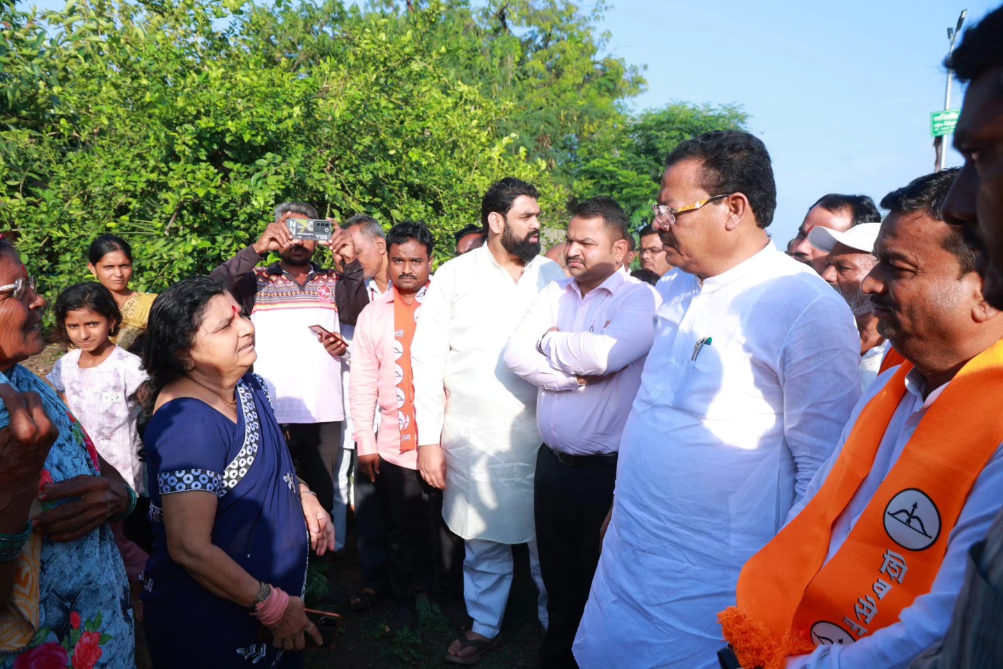 ‘सर बिटरगावमधून प्रार्थना करते तुम्हाला’ म्हणत बिटरगावमधील महिलेने मांडली मंत्री शिरसाठ यांच्यापुढे व्यथा
