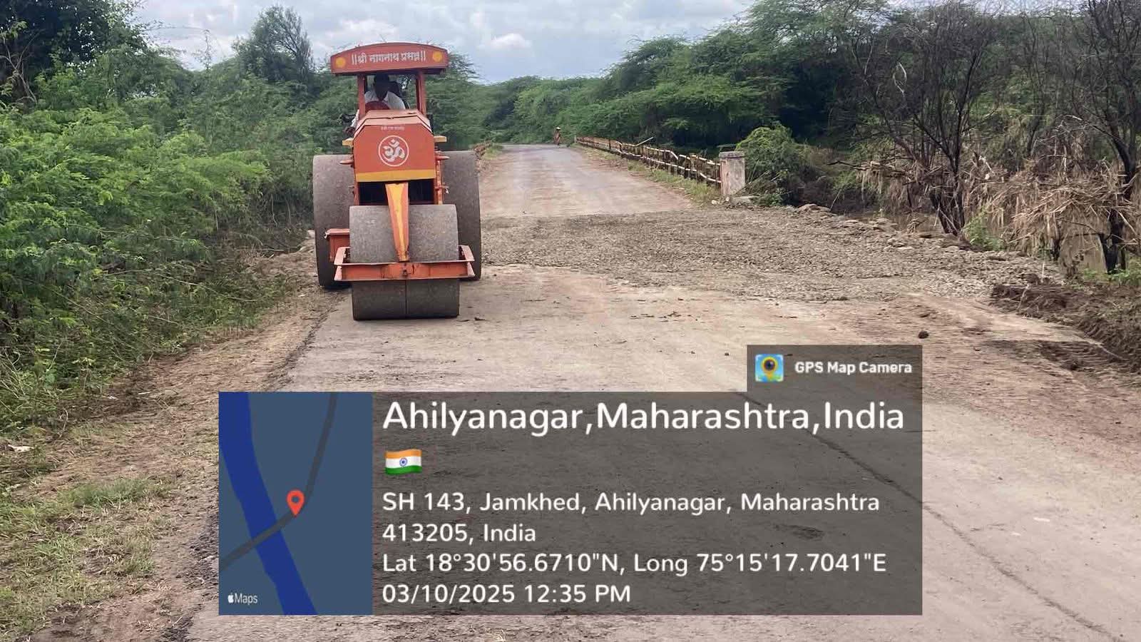 पालकमंत्री गोरे व जिल्हाधिकारी आशीर्वाद यांच्या निर्देशानुसार करमाळा– आळजापुर– जामखेड राज्य मार्गावरील सीना नदीवरील पुलाचा भरावा भरून वाहतूक सुरळीत