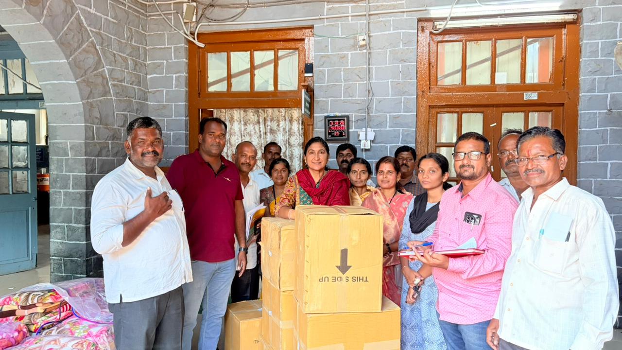 सीना नदीच्या पूरग्रस्तांसाठी करमाळा तालुक्यात १२ गावातील नागरिकांना गृहपयोगी वस्तू भेट