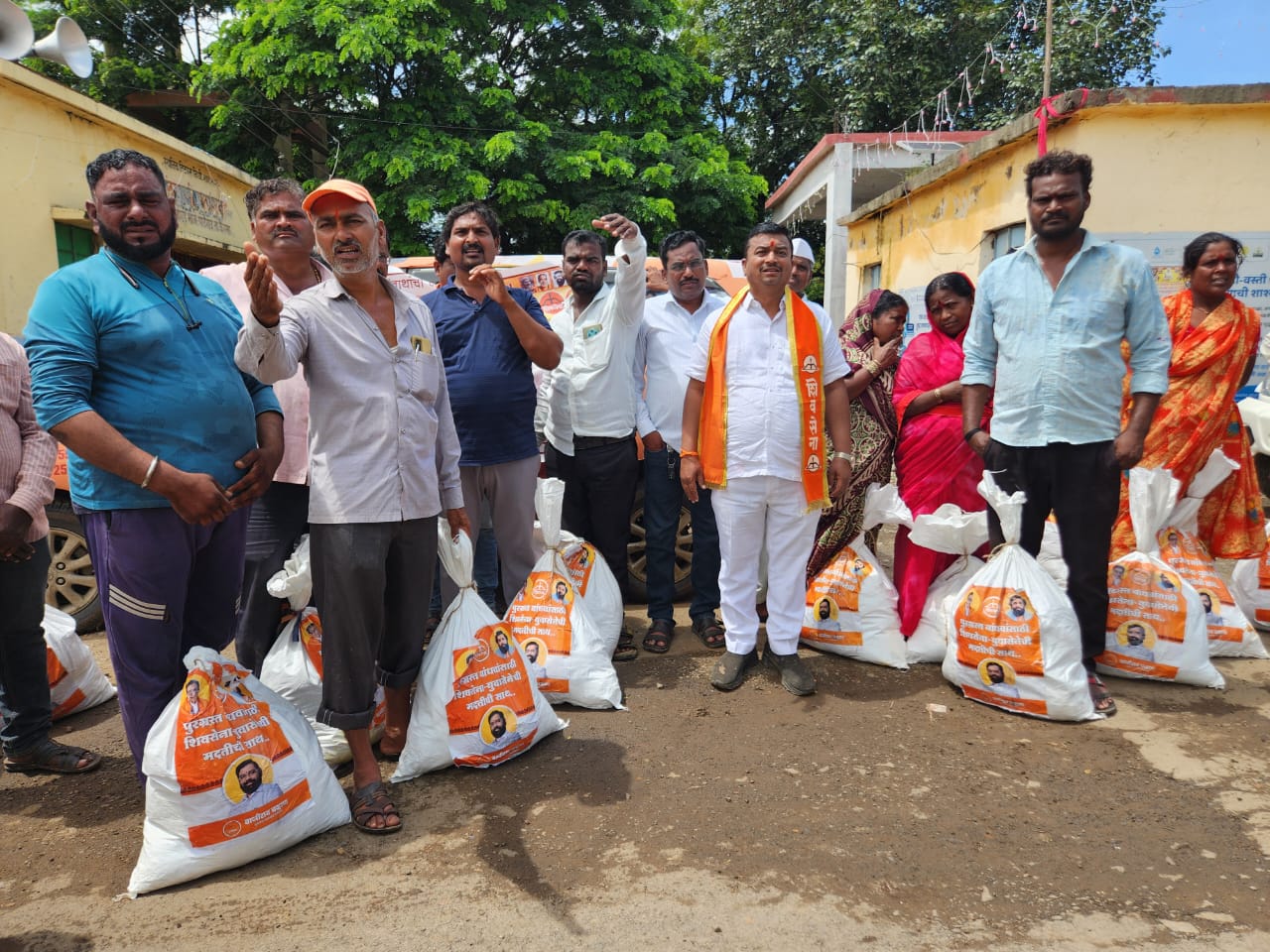 दसरा मेळाव्याला न जाता करमाळ्यात शिवसैनिकांचा जिल्हाप्रमुख चिवटे यांच्या नेतृत्वाखाली पूरग्रस्तांच्या बांधावर जाऊन सण साजरा