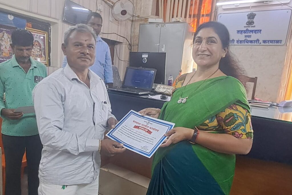 सीना नदी पूरस्थितीत बिटरगावमधील नागरिकांना स्थलांतरित करण्यासाठी वापरण्यात आलेल्या वाहनांचे भाडे दिल्याबद्दल दळवी यांचा सत्कार