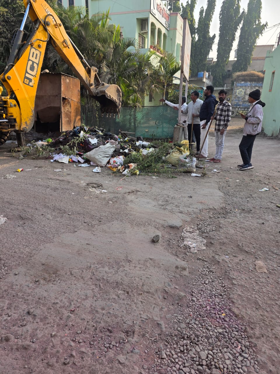 नगरपालिकेच्या निवडणुकीत विजयी होताच प्रभाग तीनमध्ये स्वच्छतेचे काम सुरु