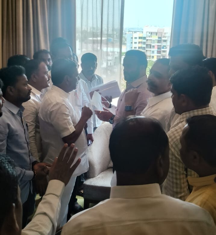 गुळवेंनी पालकमंत्री गोरे यांची विकास कामांसाठी घेतली भेट