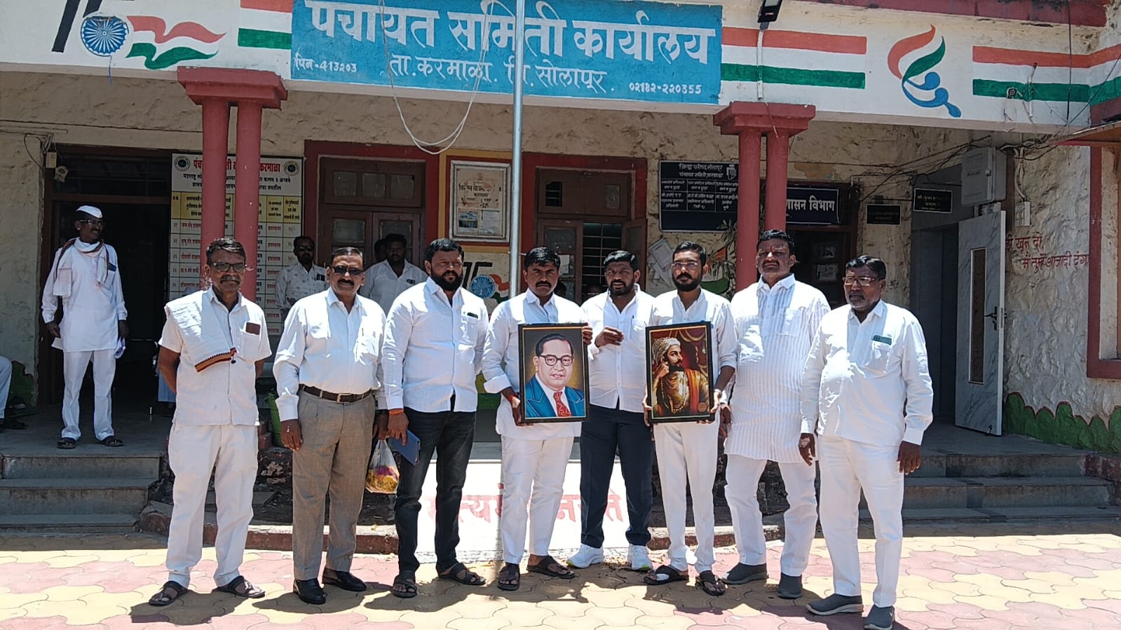 करमाळ्यात फोटोंवरून राजकारण! पाटील गटाकडून महापुरुषांचे फोटो तर सत्ताधाऱ्यांना मोदी, फडणवीस, पालकमंत्र्यांच्या फोटोचा विसर?